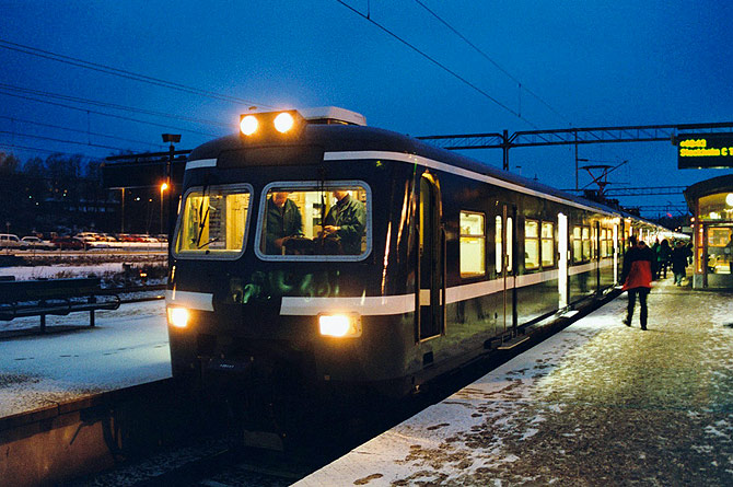 Bild: X420 047 (B-Wagen 420 547) in Uppland Väsby am Morgen des 20. Januars 2003. [Zum schliessen des Fensters einfach hier klicken] © Johan Hellstroem