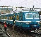 X420 058 entlässt sein Begleitpersonal am Bahnhof Älvsjö.  Foto: Johan Hellström [hier klicken zur Vergrößerung]