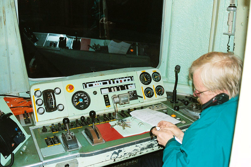 Bild: Ein Blick in den Führerstand von 420 547, kurz vor der Premierenfahrt. Gut sichtbar ist der abgedichtete Bereich rechts neben dem verkürzten Fronfenster. [Zum schliessen des Fensters einfach hier klicken] © Johan Hellstroem